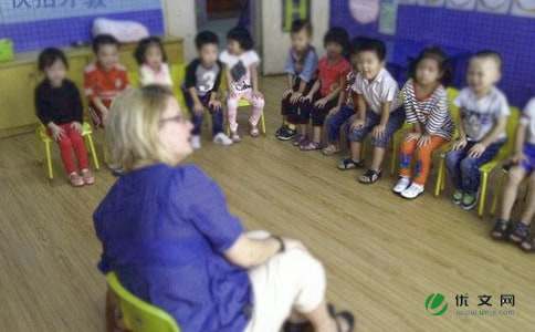 幼儿园美术《装饰小树叶 》教学反思